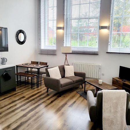 Burkhardt Hall- Parking Included- Sleeps 4 Apartment Swindon Exterior photo