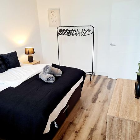 Burkhardt Hall- Parking Included- Sleeps 4 Apartment Swindon Exterior photo