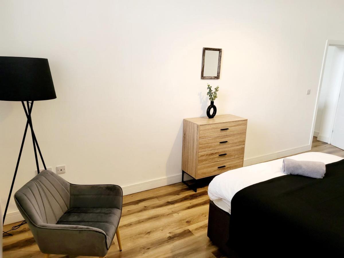 Burkhardt Hall- Parking Included- Sleeps 4 Apartment Swindon Exterior photo