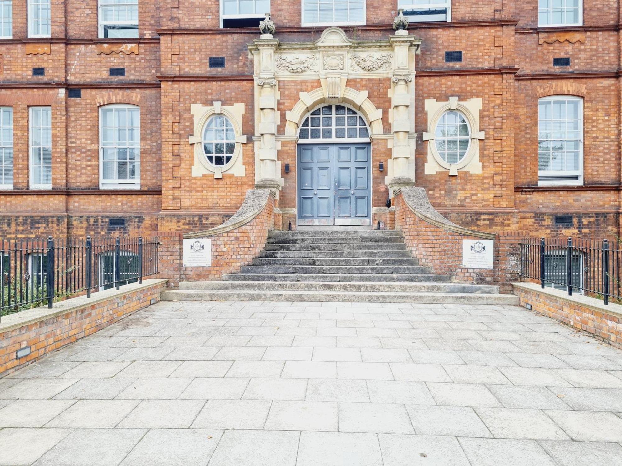 Burkhardt Hall- Parking Included- Sleeps 4 Apartment Swindon Exterior photo